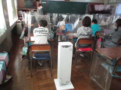 教室に空気清浄機を設置しました。