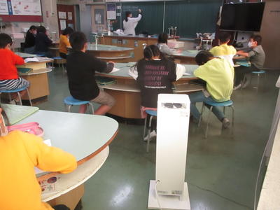 理科室に空気清浄機が入りました。